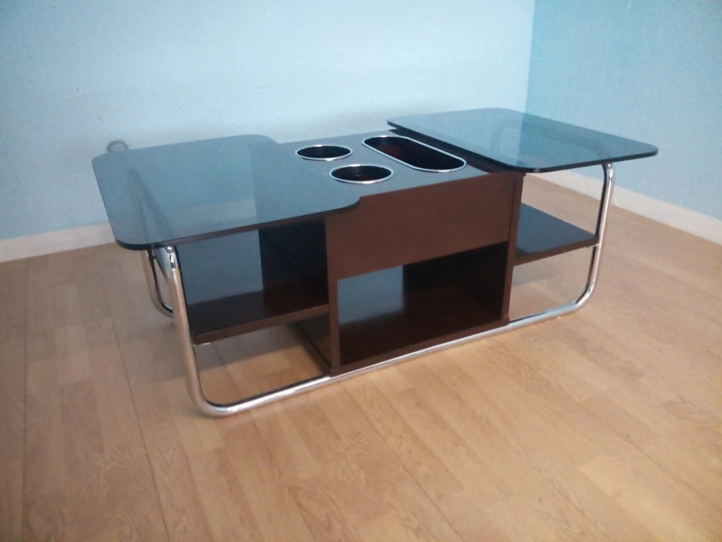 Modern tavolino bar vintage con piano in vetro nero, gambe in metallo cromato splendido e portabicchieri integrati