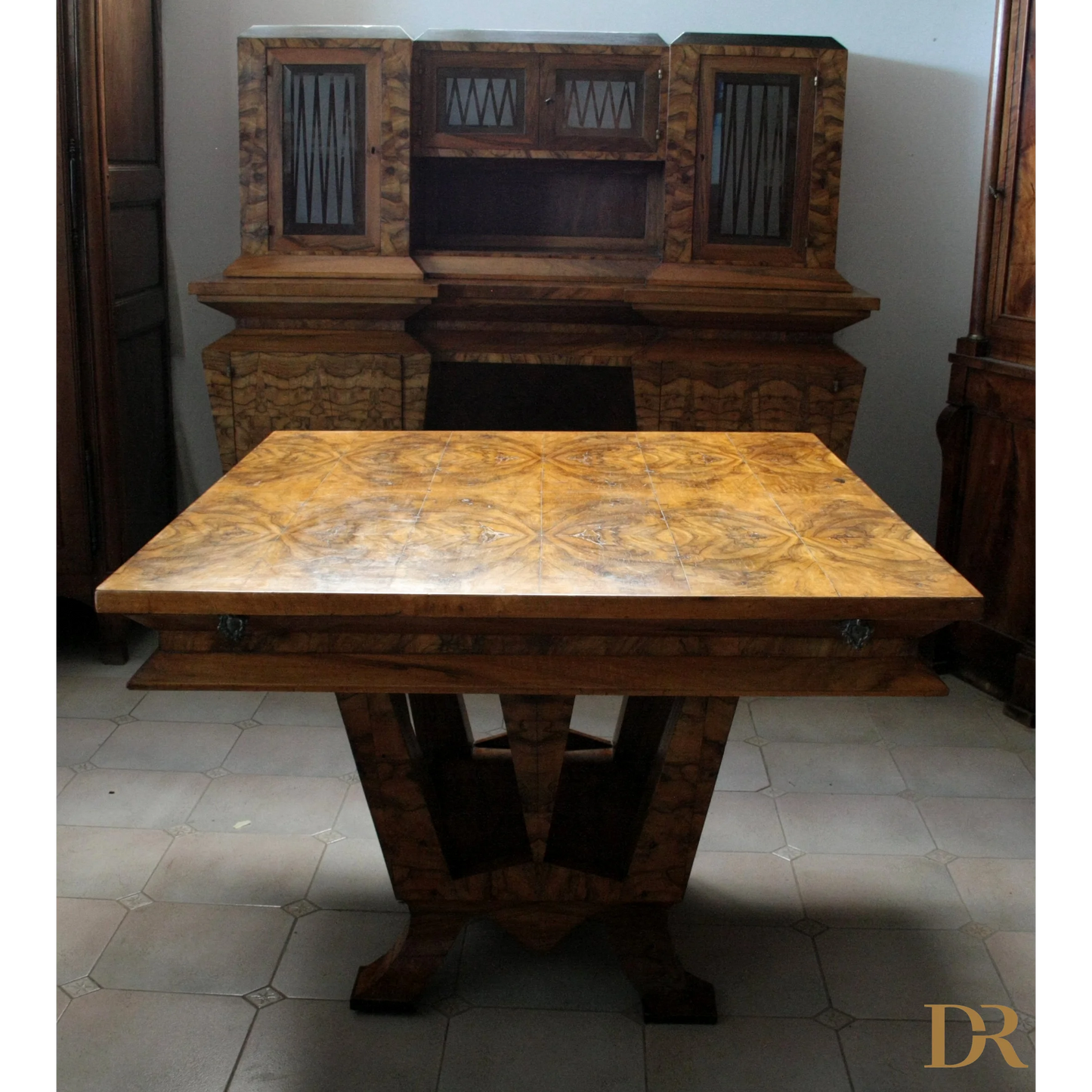 Tavolo art decò in legno ornato, simbolo della casa del ministro Bottai 1933