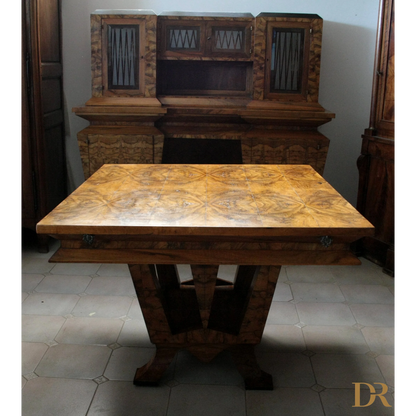 Tavolo art decò in legno ornato, simbolo della casa del ministro Bottai 1933