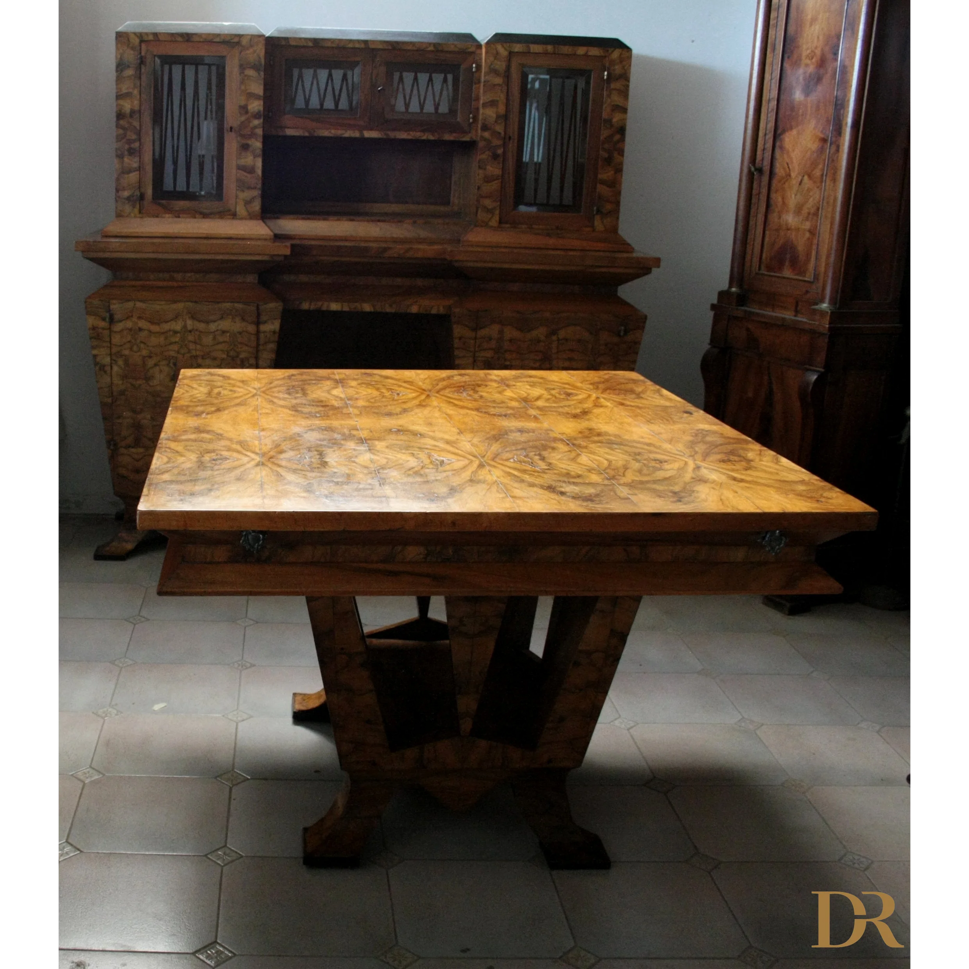 Tavolo art Decò in legno ornato, simbolo di casa e storia, ministro Bottai, 1933