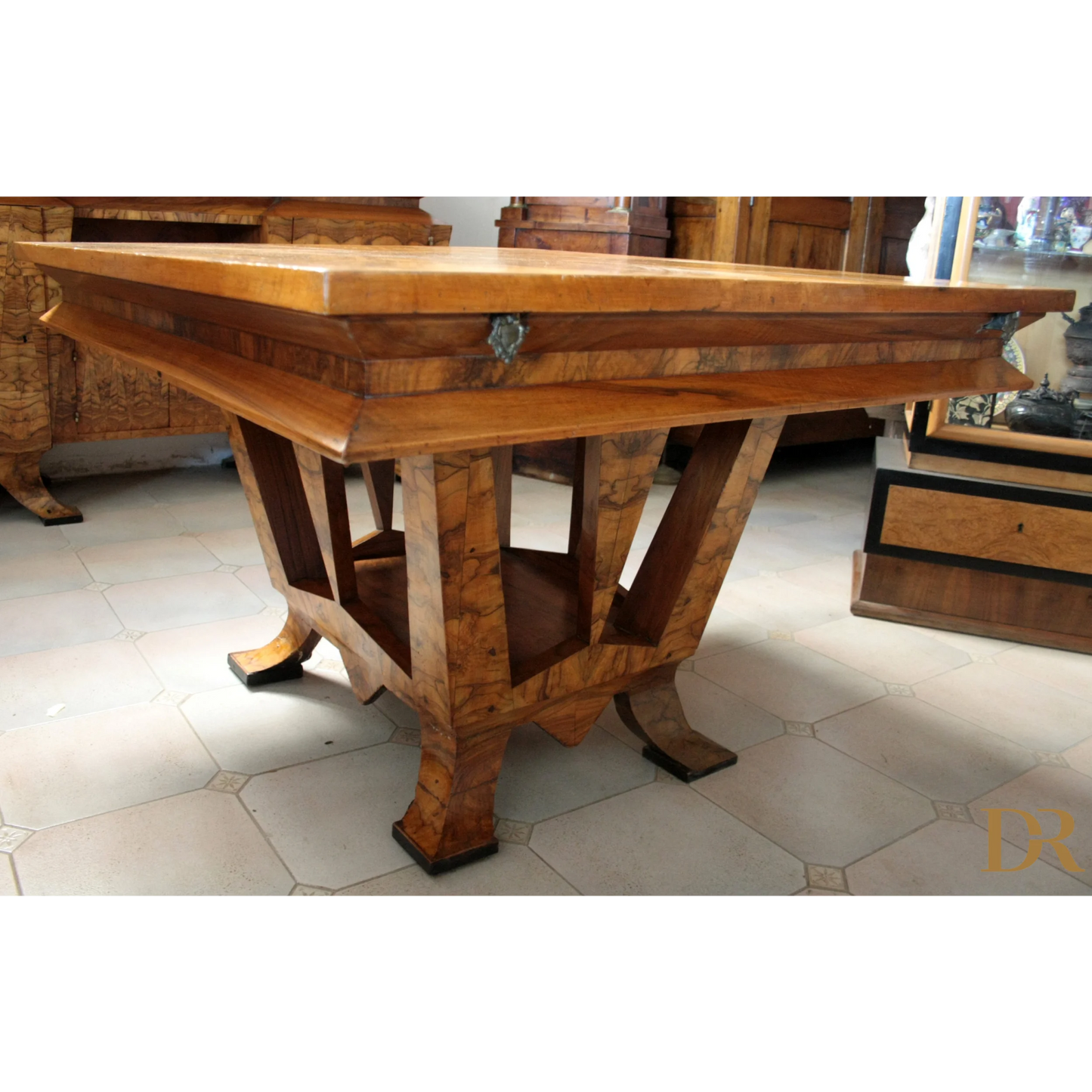 Tavolo art Decò in legno ornato, realizzato per il ministro Bottai a Roma