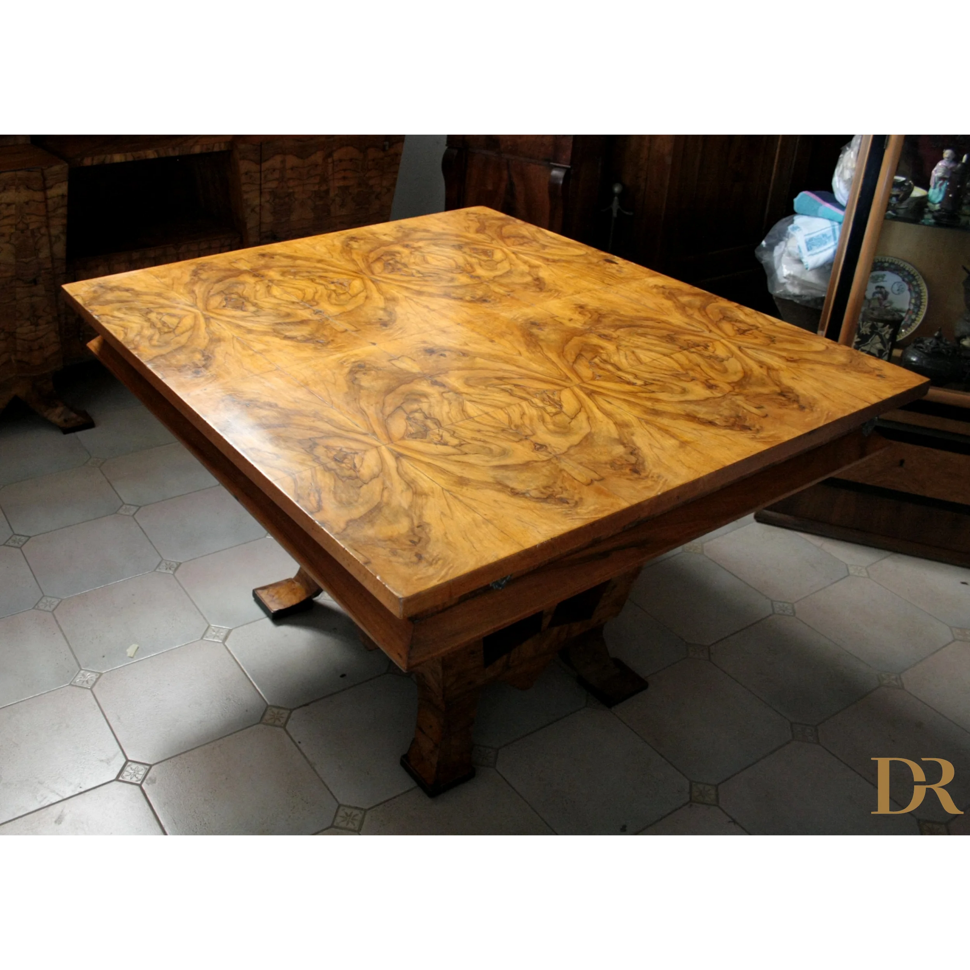 Tavolo art decò in legno ornato, realizzato per il ministro Bottai a Roma