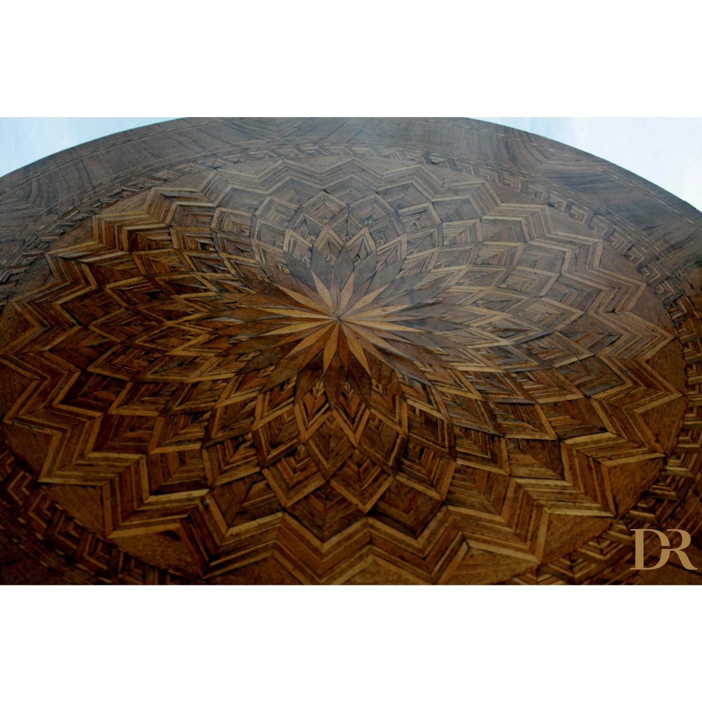 Dome in legno con motivi geometrici, perfetto per casa con centro intarsiato Italia