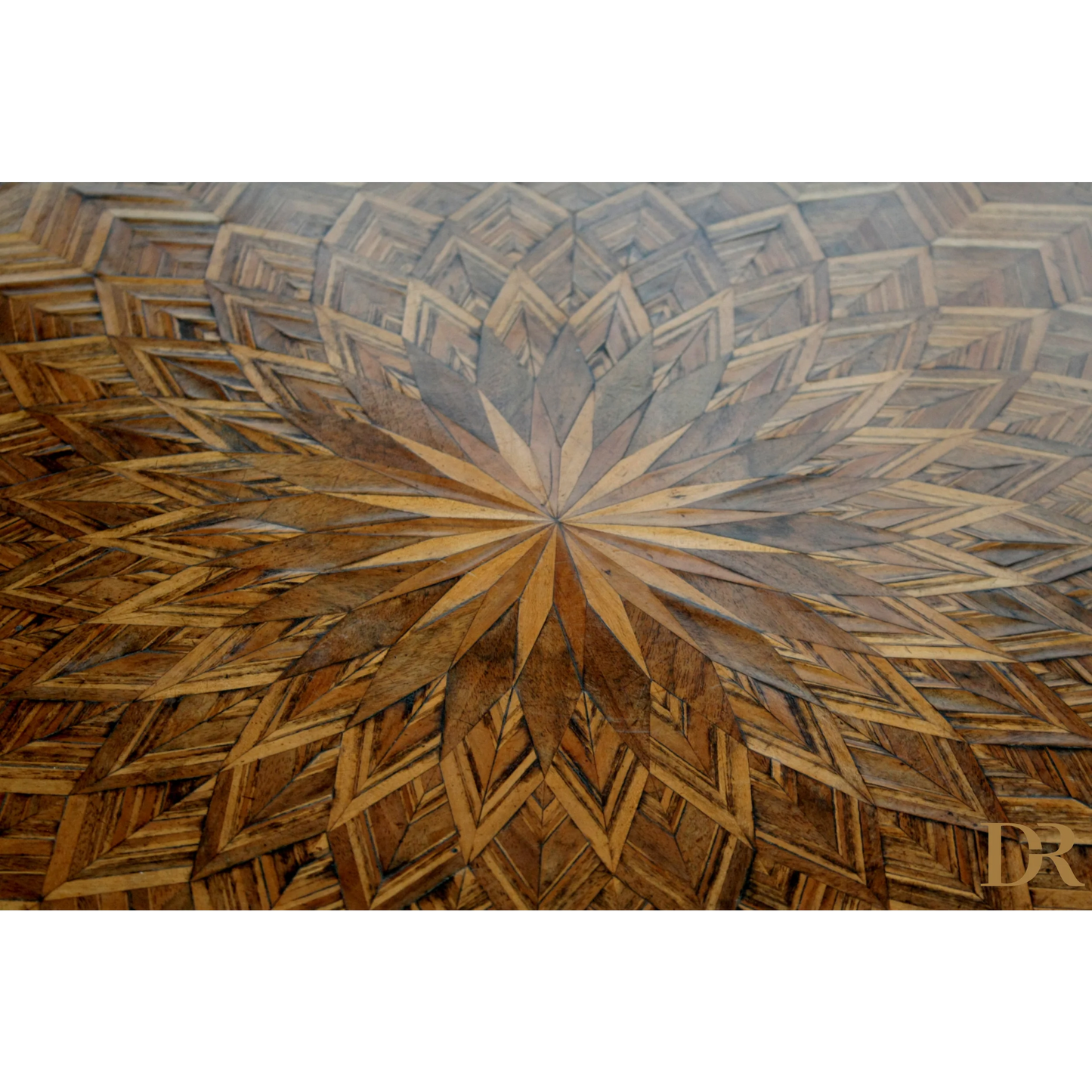 Motivi geometrici su centro intarsiato Tavolo da centro intarsiato Italia prima del 1890