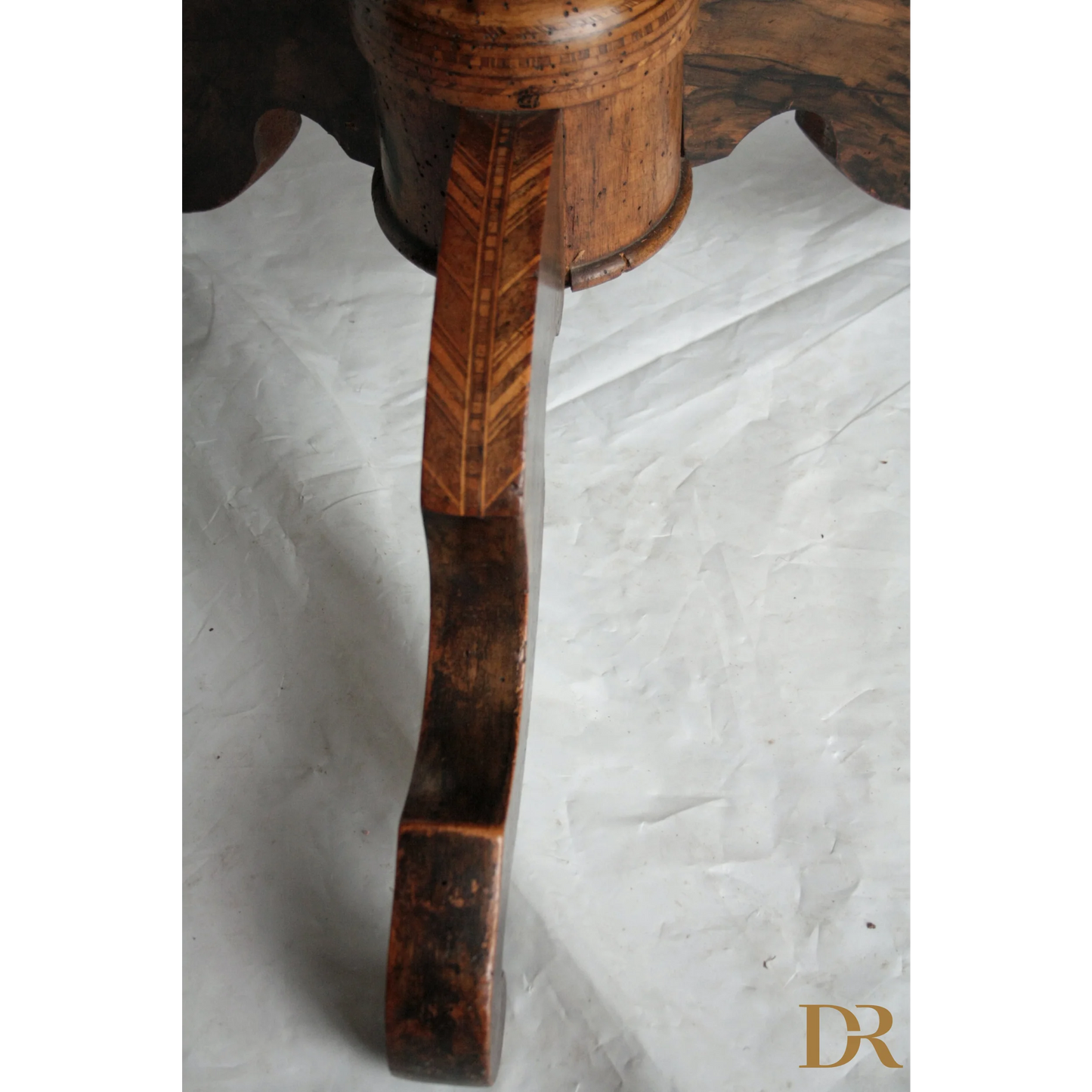 Gamba di tavolo centro intarsiato con motivi geometrici, perfetta per la casa italiana