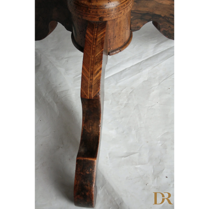 Gamba di tavolo centro intarsiato con motivi geometrici, perfetta per la casa italiana