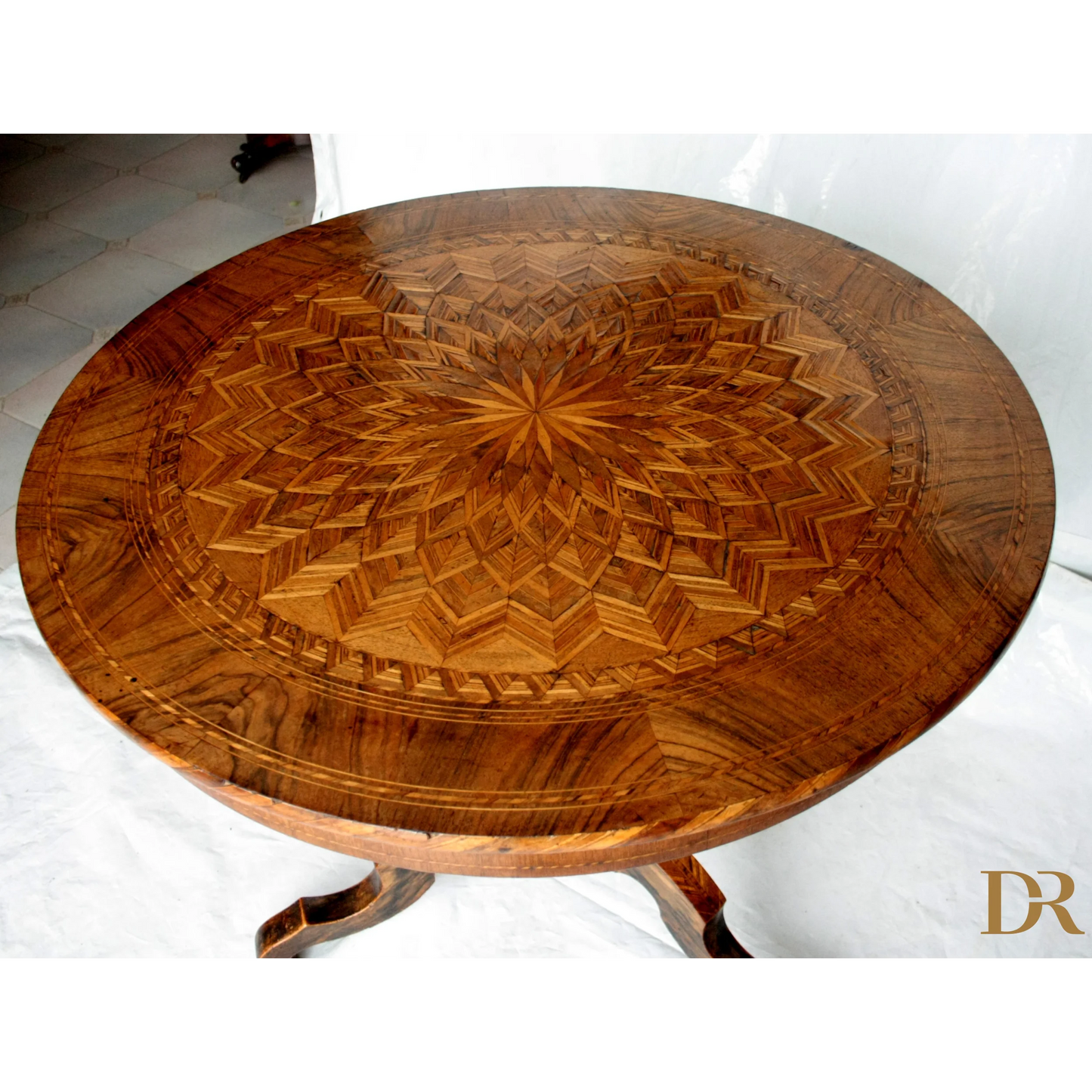 Tavolo da centro intarsiato Italia prima del 1890 con motivi geometrici e stile centro intarsiato