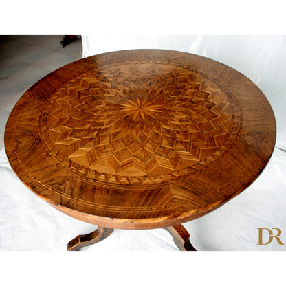 Tavolo da centro intarsiato Italia prima del 1890 con motivi geometrici e stile centro intarsiato