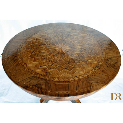 Tavolo da centro intarsiato Italia prima del 1890 con motivi geometrici e dettagli artigianali