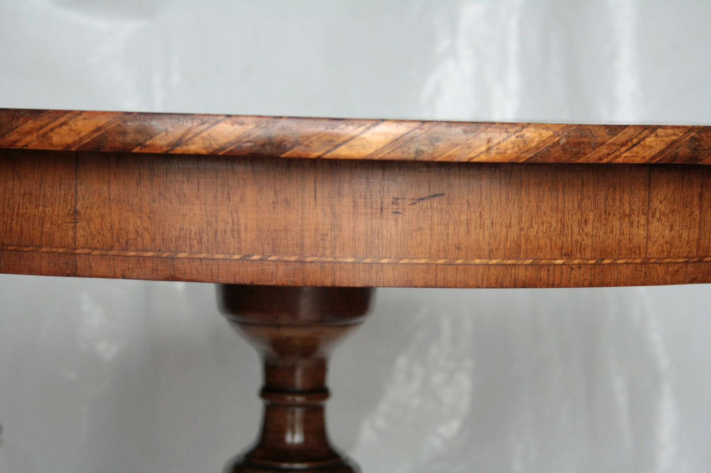 Tavolo da centro intarsiato Italia prima del 1890 con motivi geometrici e edge striped
