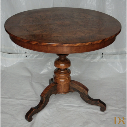 Tavolo da centro intarsiato con motivi geometrici, casa in Italia, prima del 1890