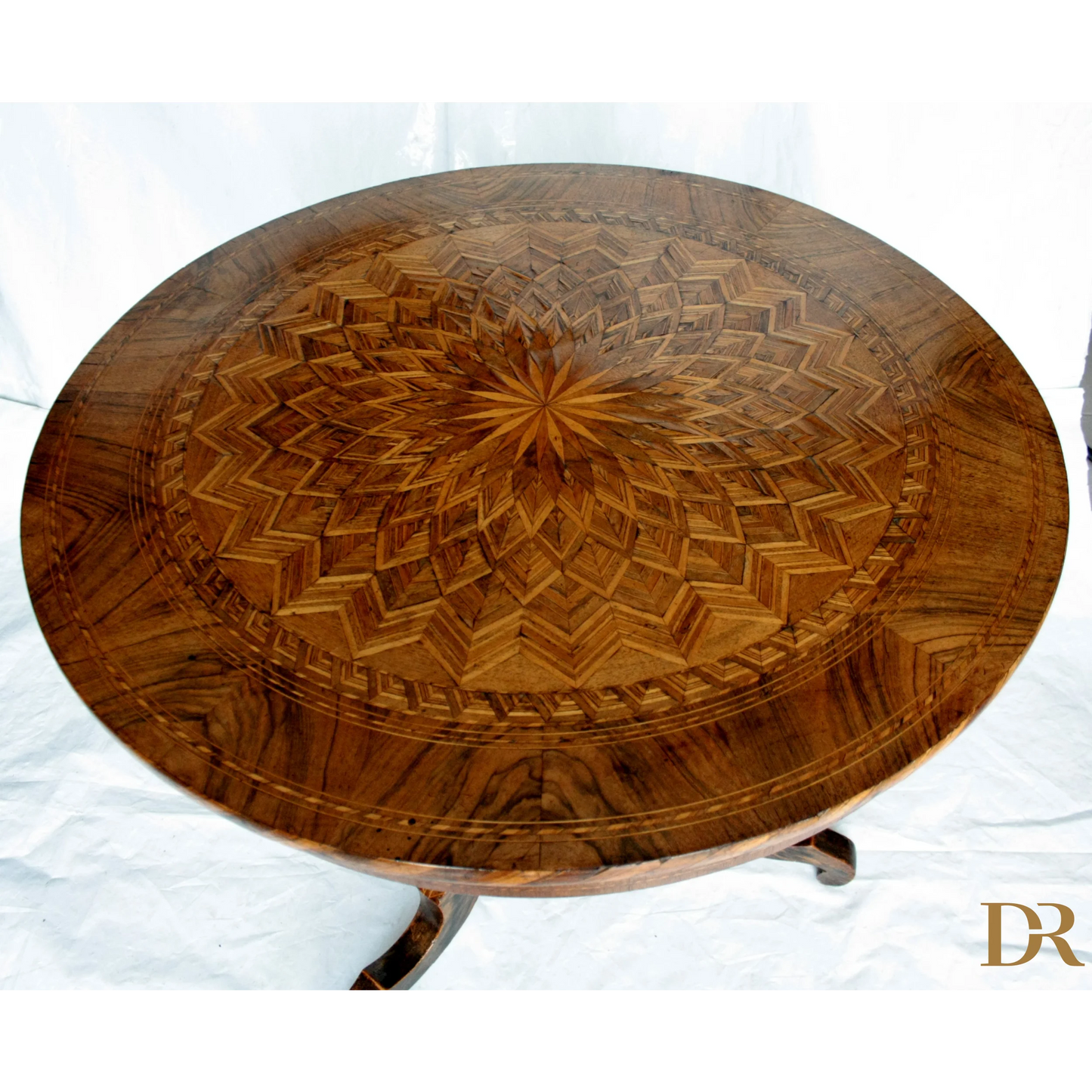 Tavolo da centro intarsiato Italia prima del 1890 con motivi geometrici e design casa