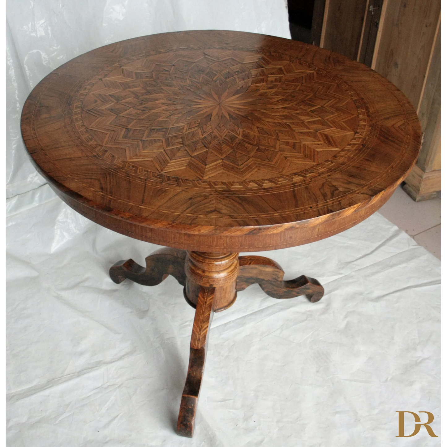 Tavolo da centro intarsiato Italia 1890 con motivi geometrici e design unico per casa