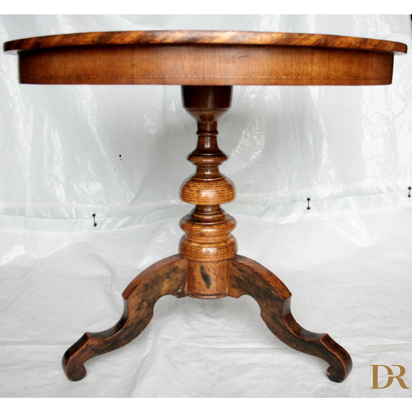 Tavolo da centro intarsiato Italia con motivi geometrici, perfetto per casa