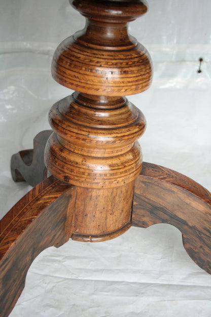 Base per tavolo centro intarsiato in legno con motivi geometrici, stile casa italiana
