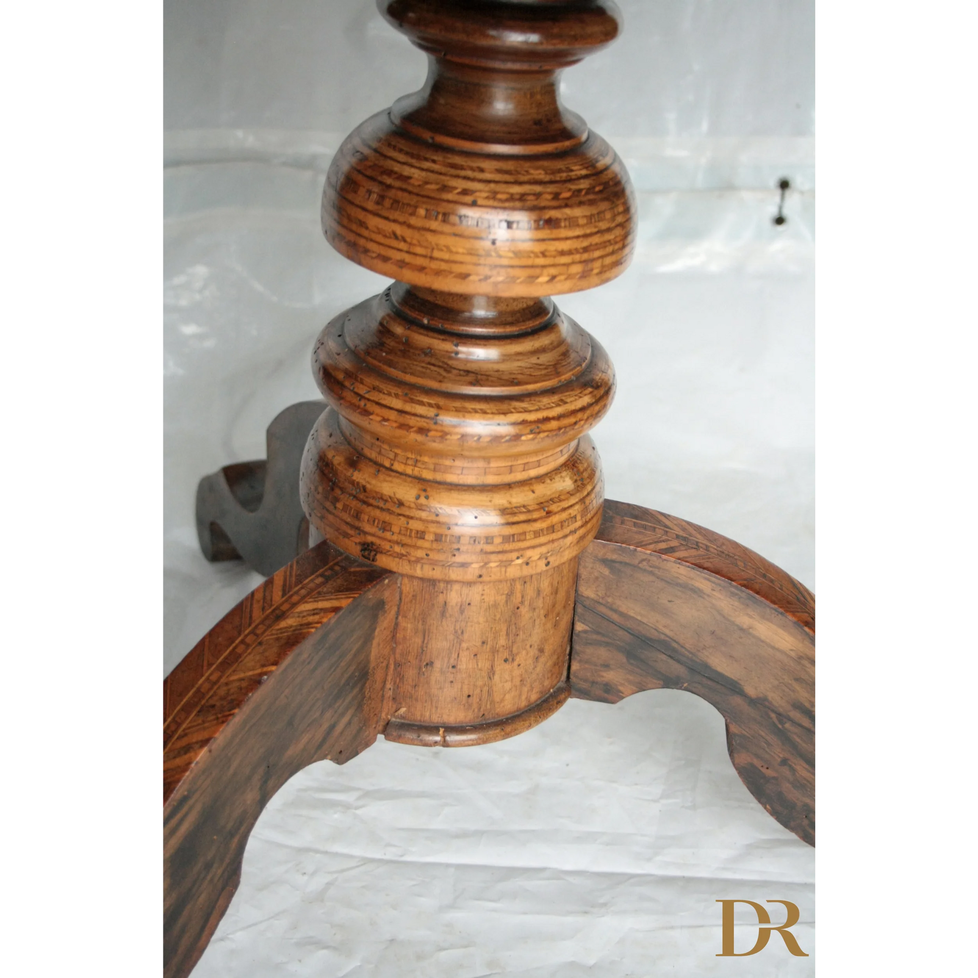 Base per tavolo centro intarsiato in legno con motivi geometrici, stile casa italiana