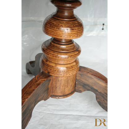 Base per tavolo centro intarsiato in legno con motivi geometrici, stile casa italiana