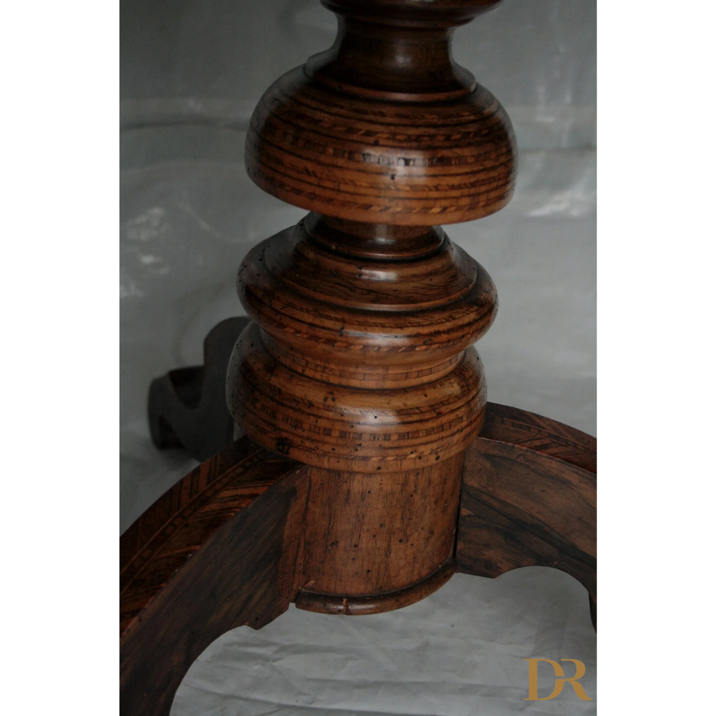 Base tavolo da centro intarsiato con motivi geometrici, casa Italy, prima del 1890