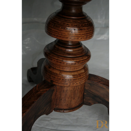 Base tavolo da centro intarsiato con motivi geometrici, casa Italy, prima del 1890