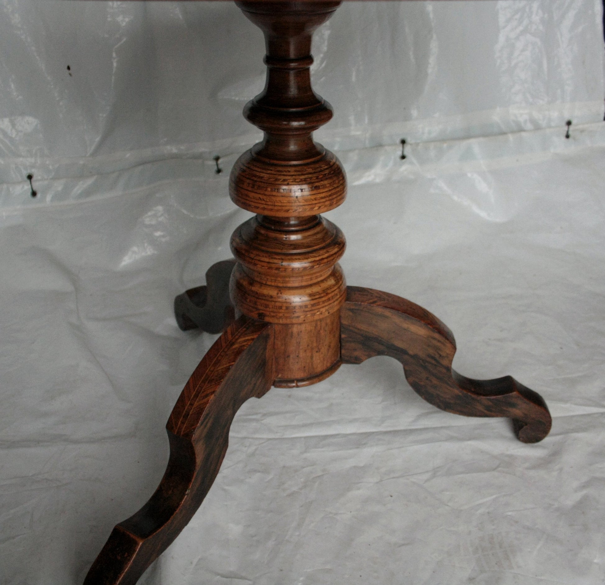 Pedestal di legno intarsiato con motivi geometrici, perfetto per casa italiana