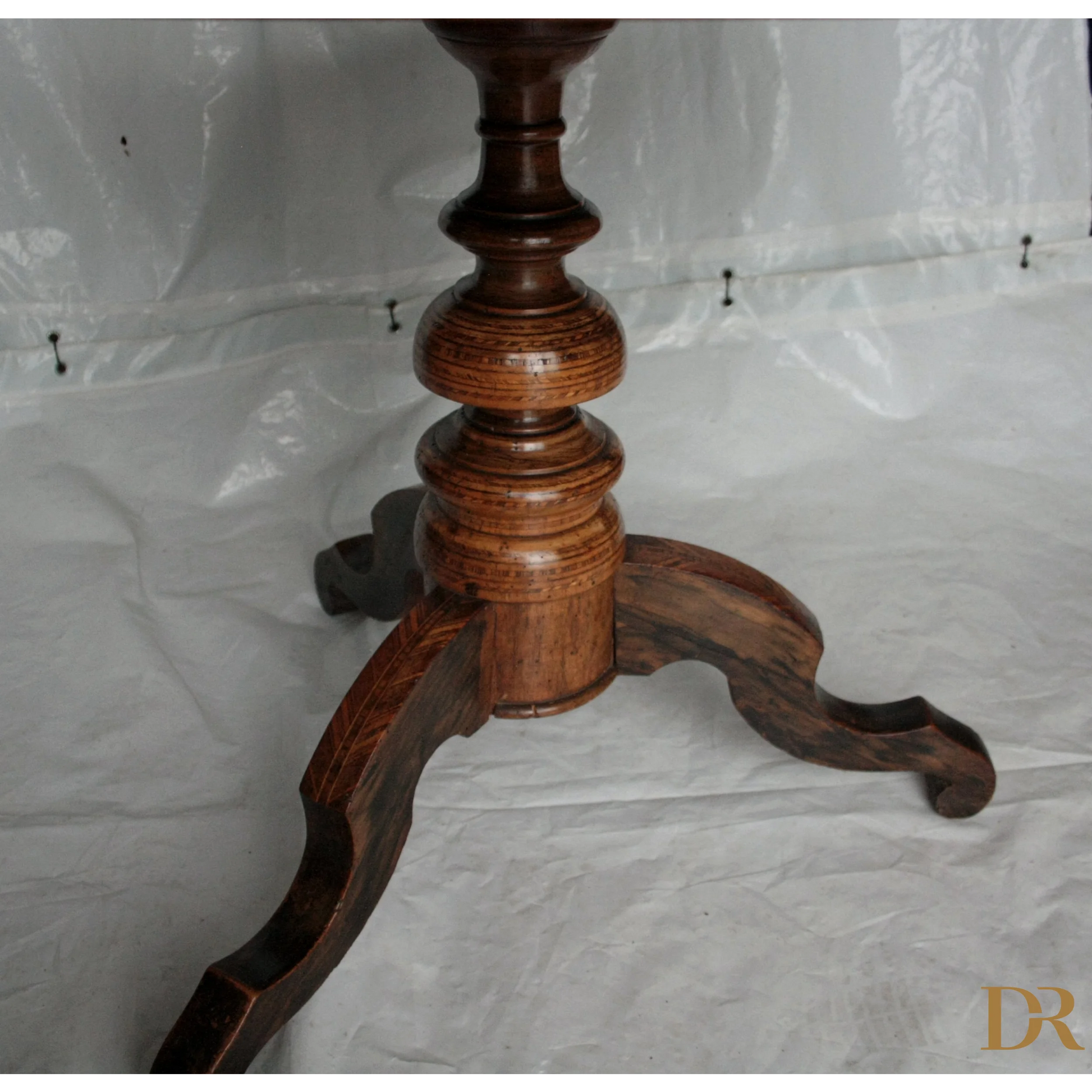 Pedestal di legno intarsiato con motivi geometrici, perfetto per casa italiana