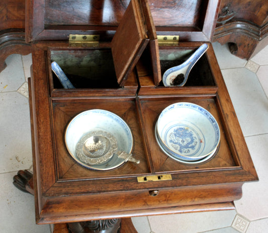 Mobile per tè gugliemo iv inglese in legno con scomparti e accessori per tè realizzato intorno al xix secolo gran bretagna