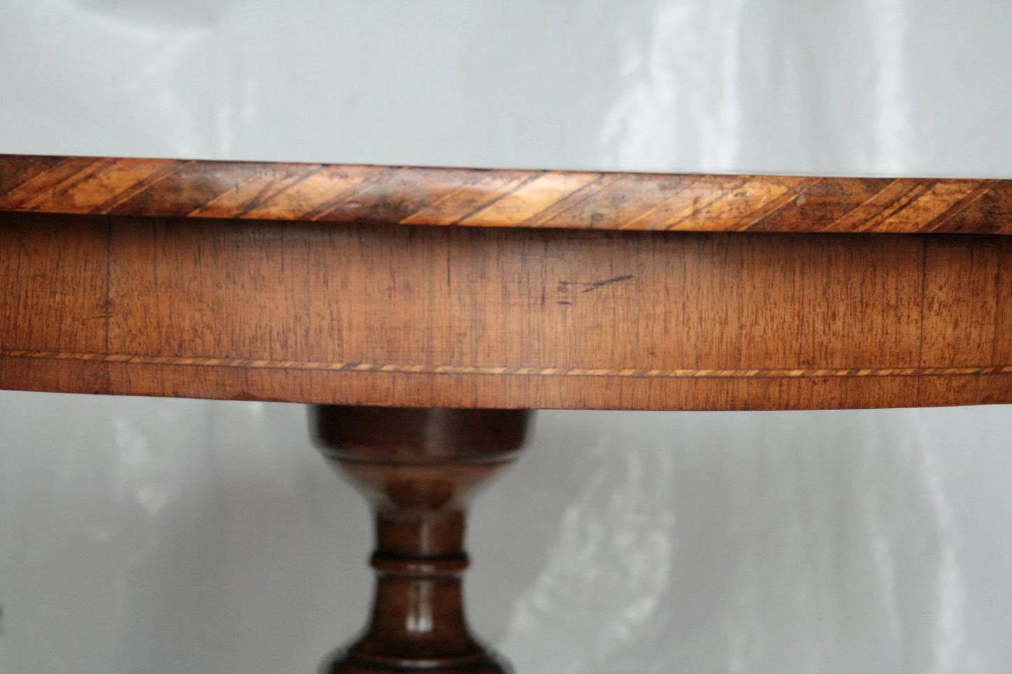 Tavolo da centro intarsiato in legno con bordo a righe e motivi geometrici dimensioni perfette italia prima del 1890