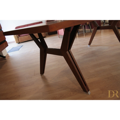 Immagine del Tavolo Tolomeo di Ico Parisi ed Ennio Fazioli con design unico delle gambe