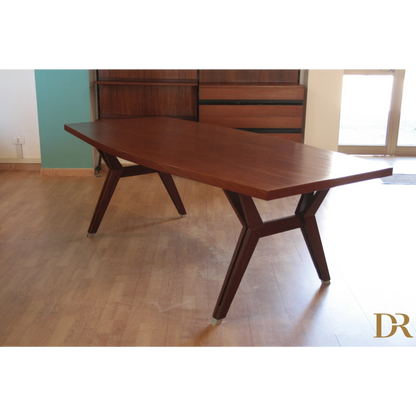 Tavolo Tolomeo di Ico Parisi ed Ennio Fazioli con design unico delle gambe