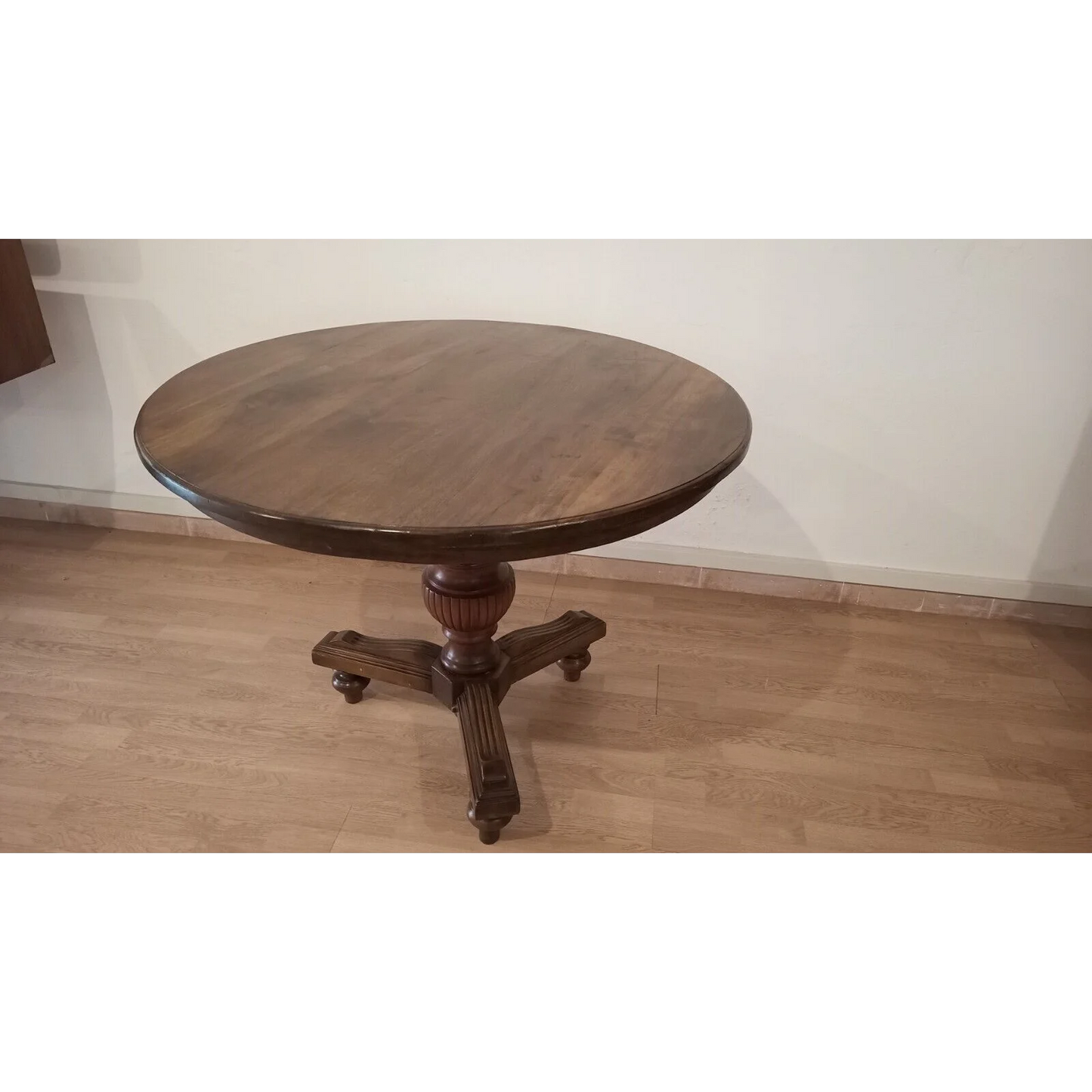 Tavolo tondo ottocento in noce stile Umbertino Vintage Dario Raia Antiquariato Modernariato Vintage legno massello Mobili antichi Mobili da pranzo Mobili per la casa nuova Mobili per sala studio noce originale piede a cipolla tavolini Tavolino in legno tavolo antico tavolo in legno massello tavolo in noce tavolo intagliato tavolo ottocento tavolo tondo tavolo umbertino