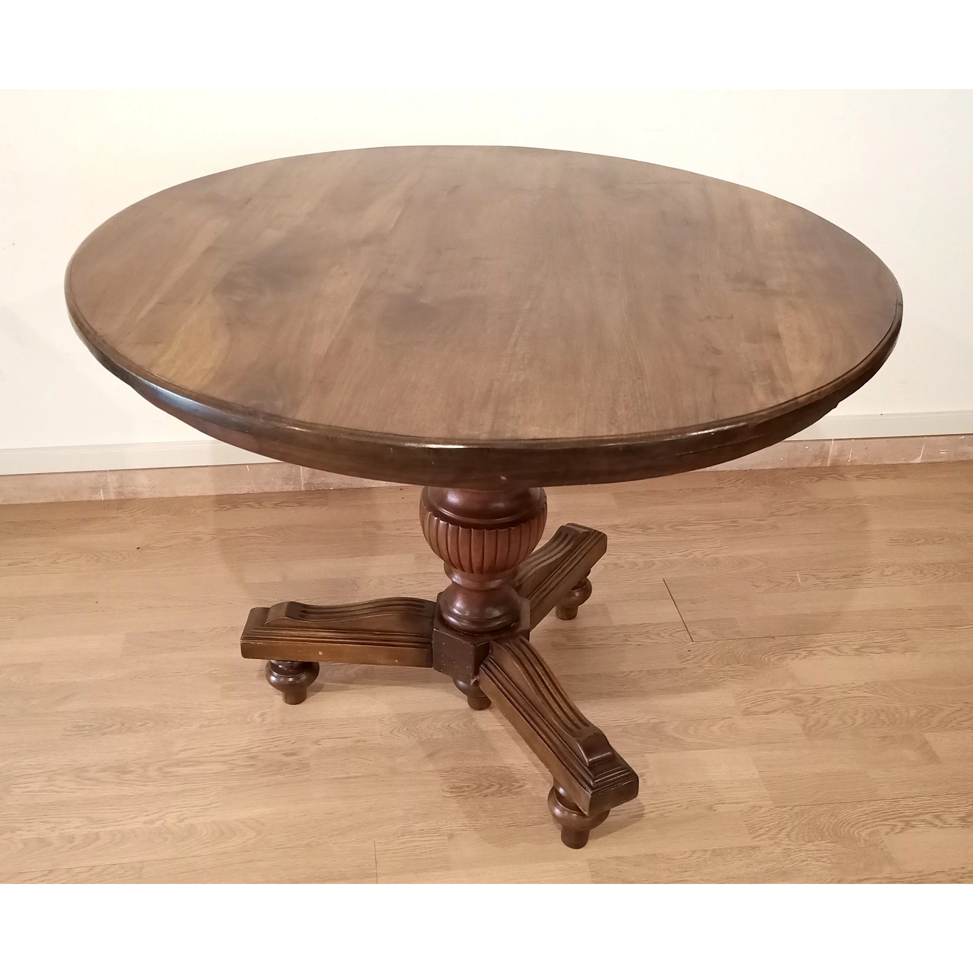 Tavolo tondo ottocento in noce stile Umbertino Vintage Dario Raia Antiquariato Modernariato Vintage legno massello Mobili antichi Mobili da pranzo Mobili per la casa nuova Mobili per sala studio noce originale piede a cipolla tavolini Tavolino in legno tavolo antico tavolo in legno massello tavolo in noce tavolo intagliato tavolo ottocento tavolo tondo tavolo umbertino