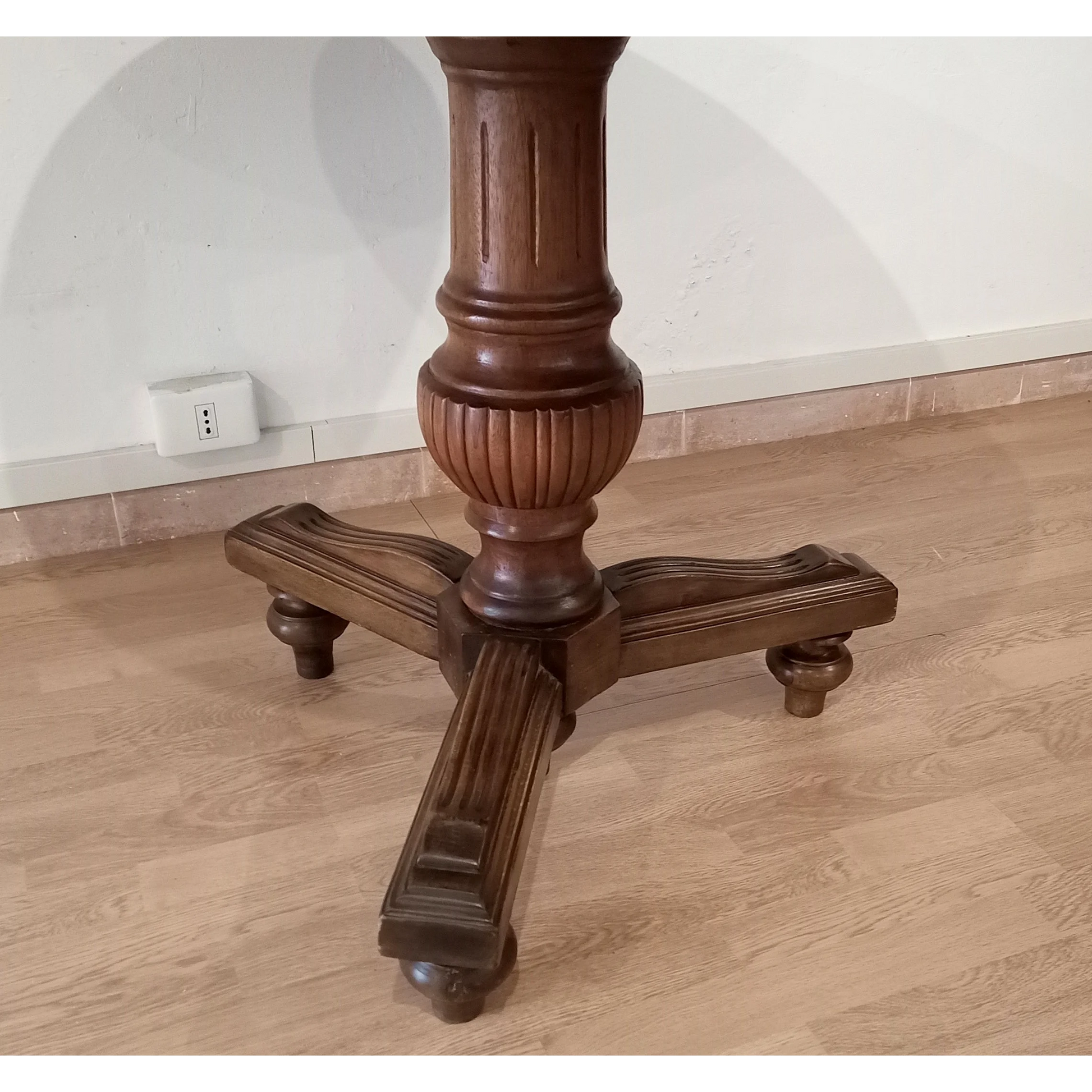 Tavolo tondo ottocento in noce stile Umbertino Vintage Dario Raia Antiquariato Modernariato Vintage legno massello Mobili antichi Mobili da pranzo Mobili per la casa nuova Mobili per sala studio noce originale piede a cipolla tavolini Tavolino in legno tavolo antico tavolo in legno massello tavolo in noce tavolo intagliato tavolo ottocento tavolo tondo tavolo umbertino