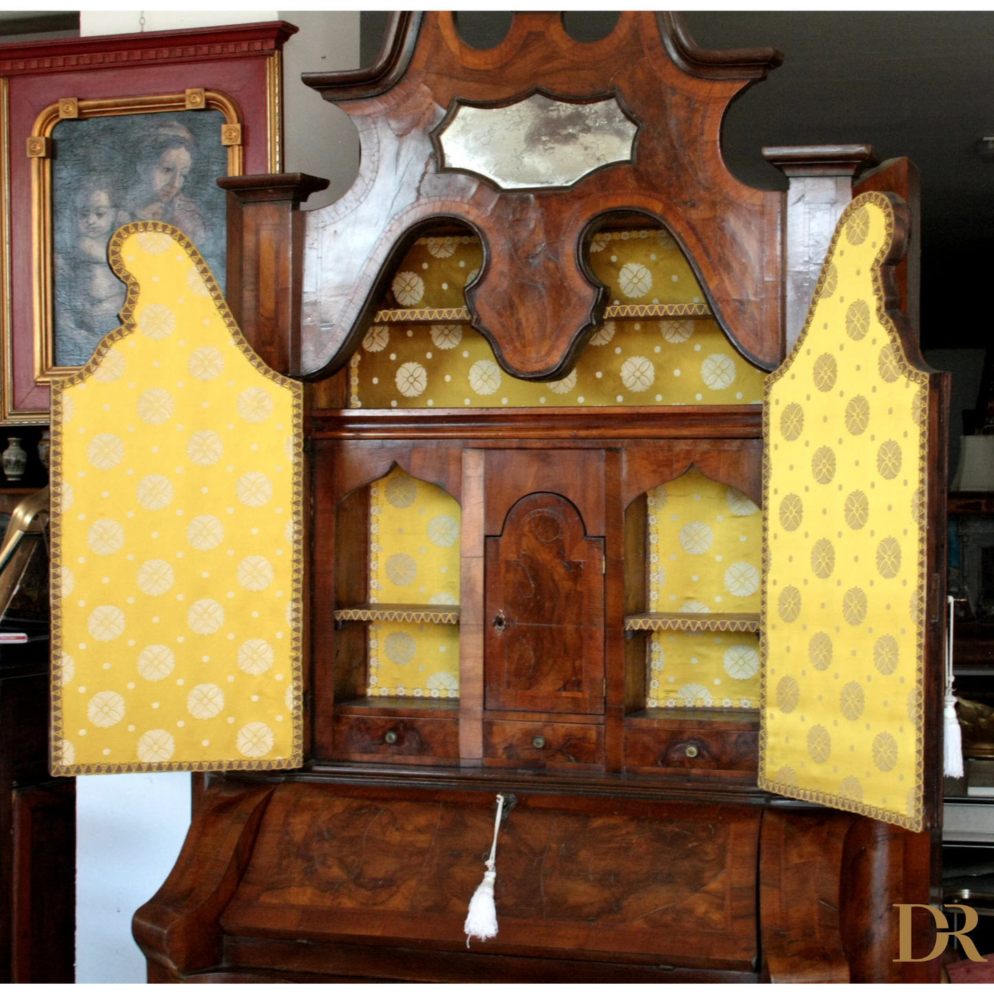 Mobili vintage casa: scrittoio anticato lombardo in noce e radica, design originale