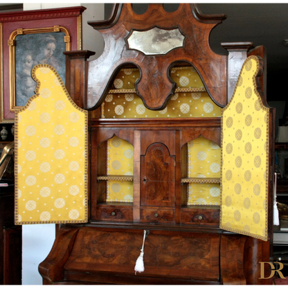 Mobili vintage casa: scrittoio anticato lombardo in noce e radica, design originale