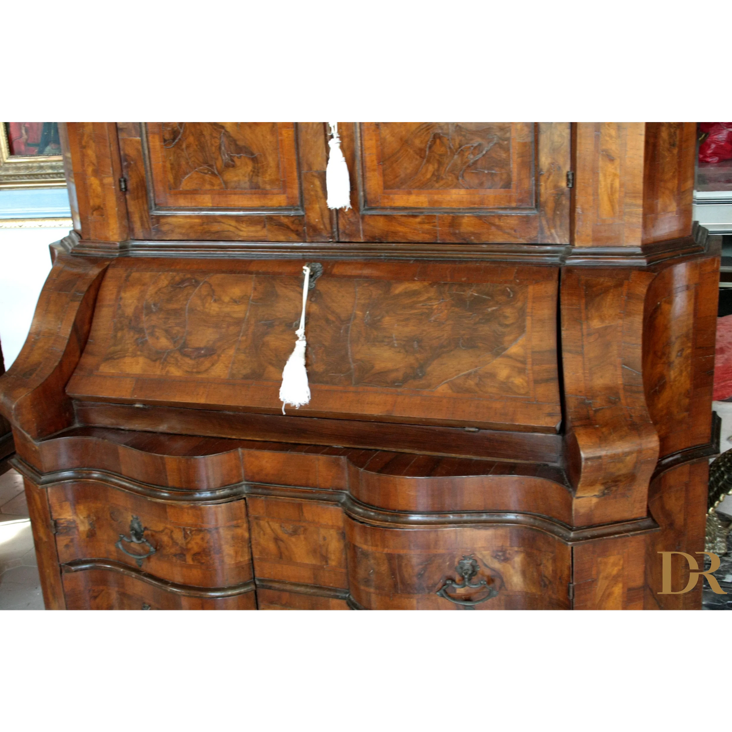 Bureau vintage italiano lombardo in noce con marquetry e hardware in ottone, perfetto per casa design