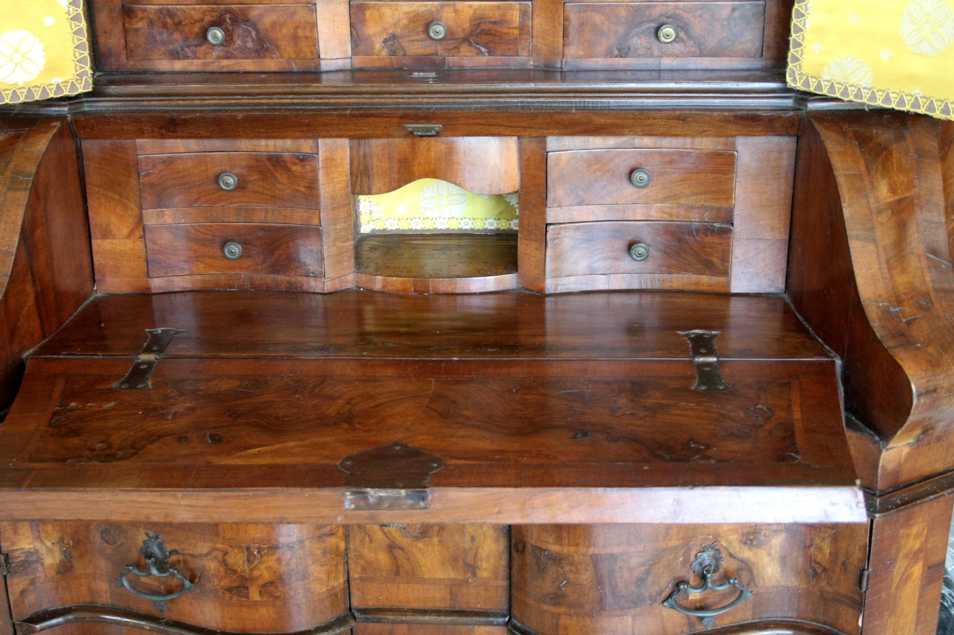 Scrivania antica in noce e radica di noce, design vintage per casa elegante