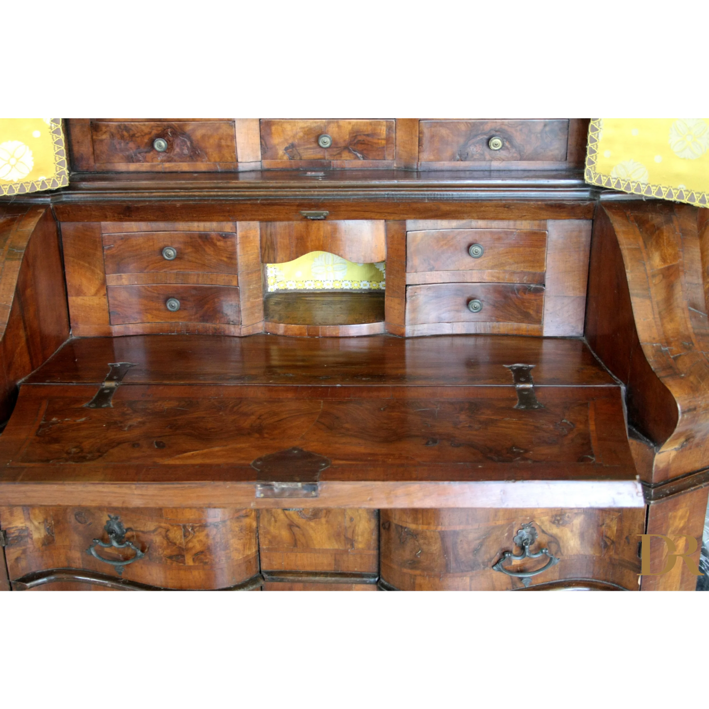 Scrivania antica in noce e radica di noce, design vintage per casa elegante