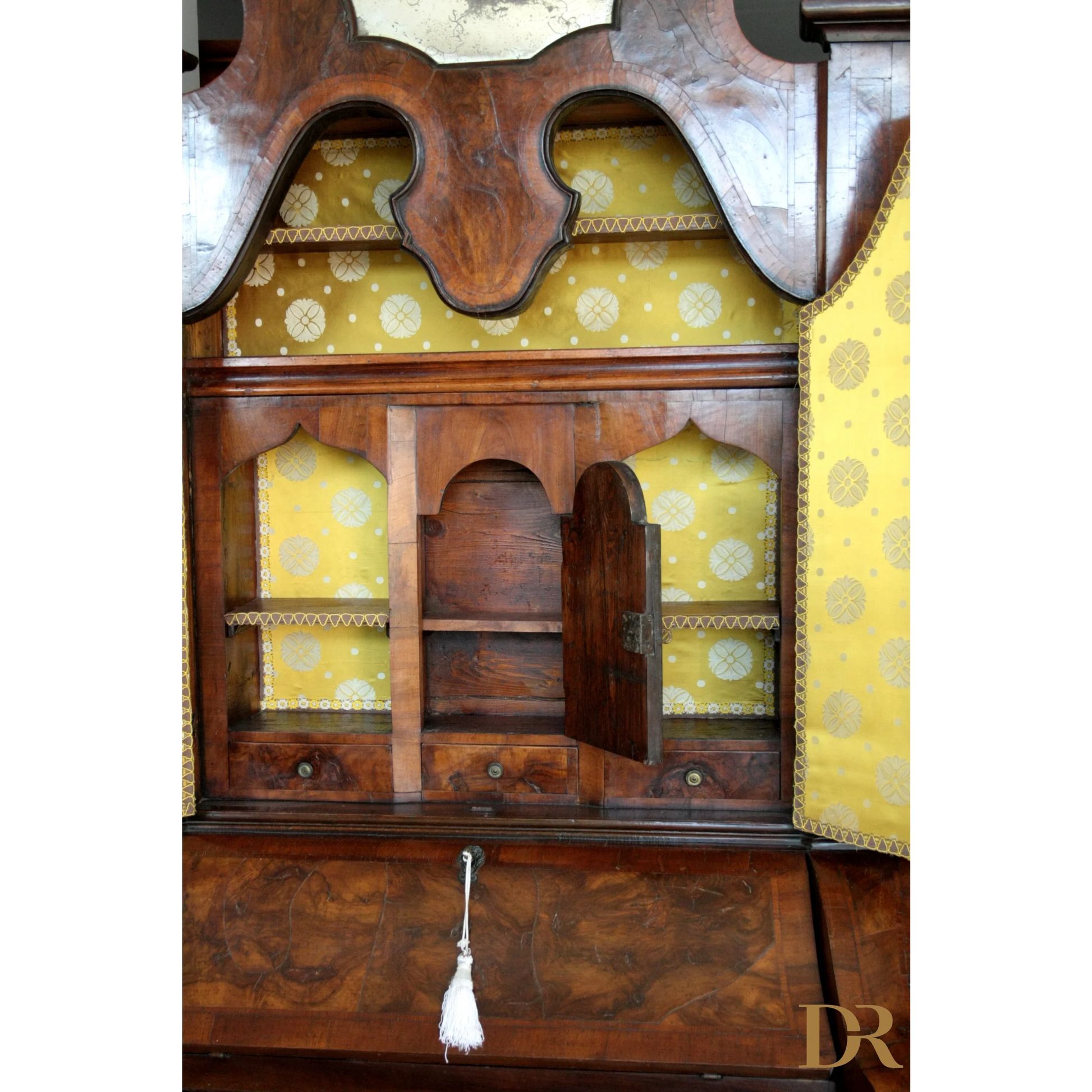 Scrivania segretario antica in noce con interno giallo vintage e design casa elegante