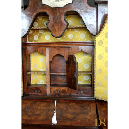 Scrivania segretario antica in noce con interno giallo vintage e design casa elegante