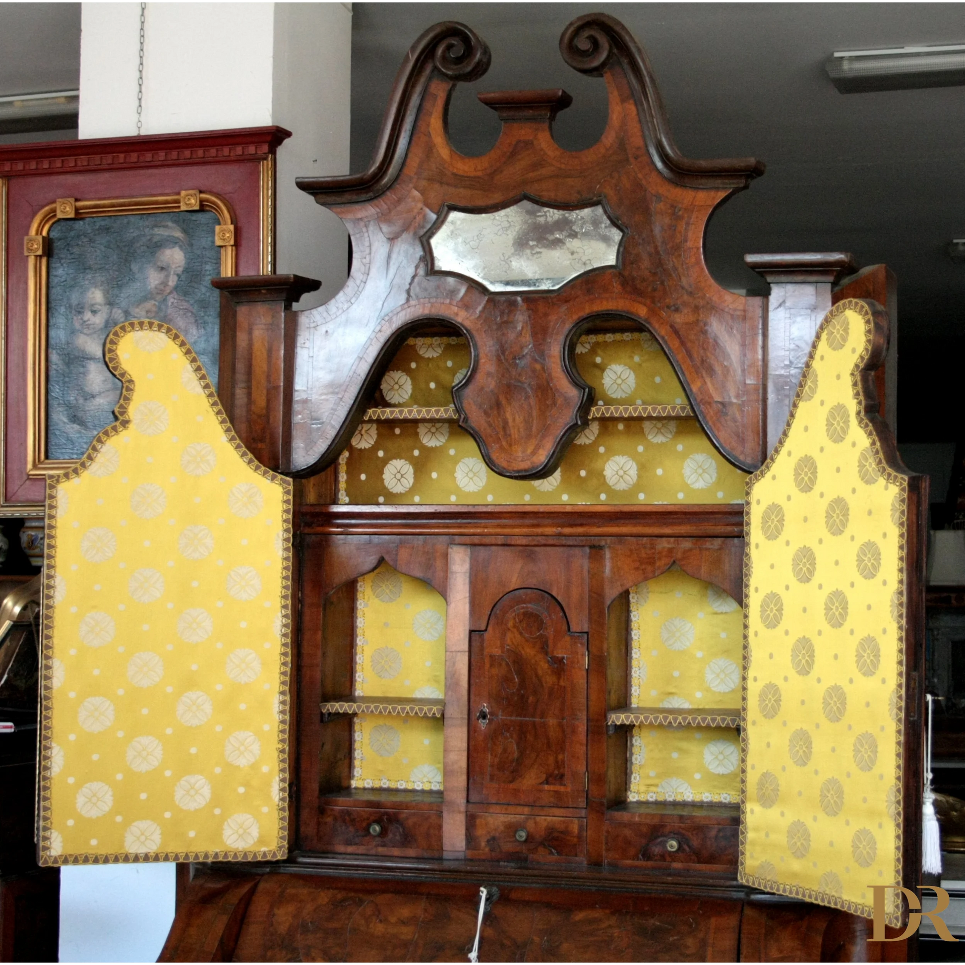 Trumeau italiano lombardo vintage in noce con specchio e porte gialle per casa design