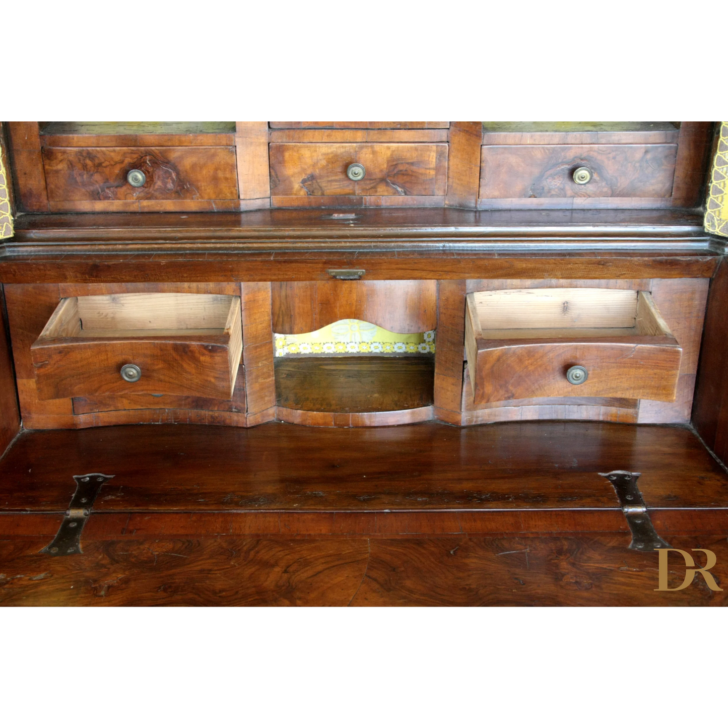 Interno di scrivania antica in noce e radica di noce, perfetto per casa vintage design