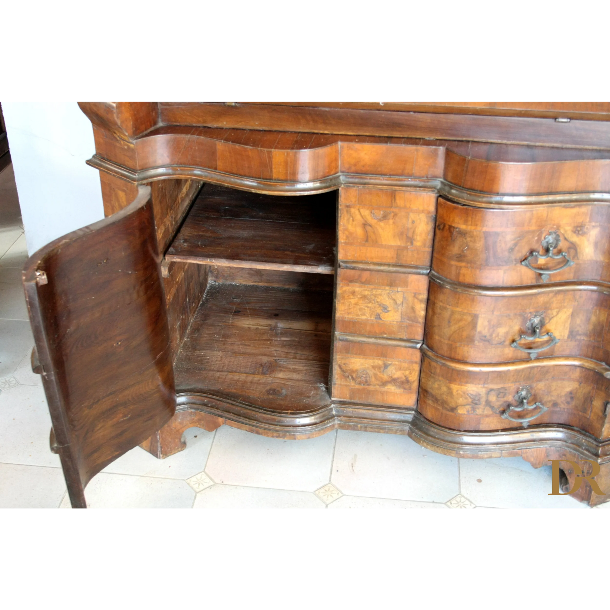 Comò vintage italiano in noce con cassetti e armadietto aperto, perfetto per casa design