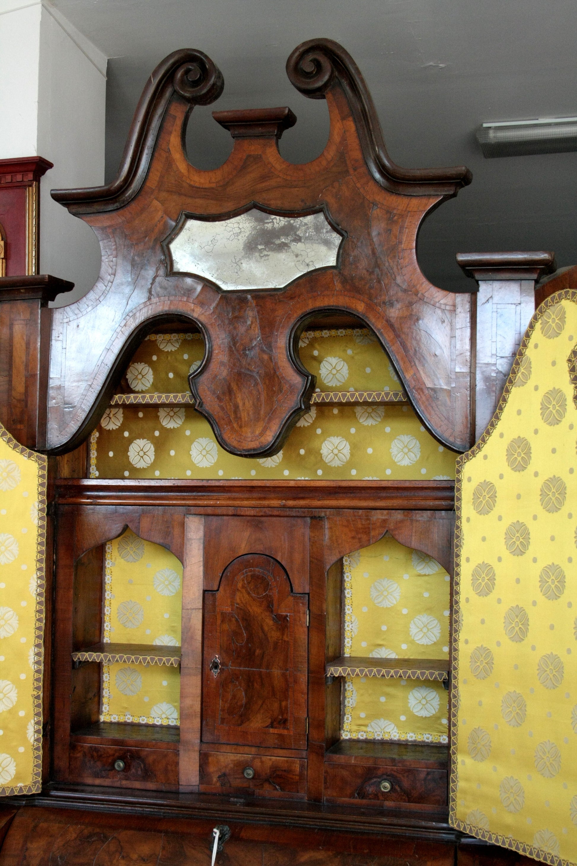 Descrizione di un trumeau italiano lombardo vintage in noce con specchio e interno giallo