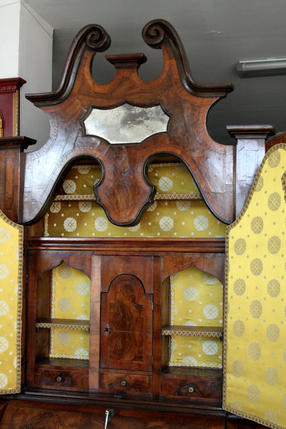 Descrizione di un trumeau italiano lombardo vintage in noce con specchio e interno giallo