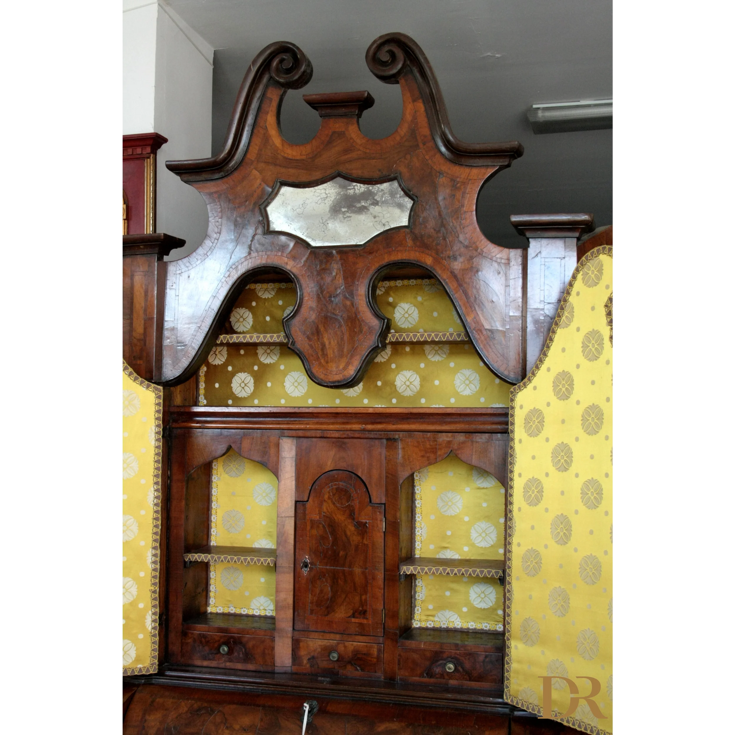 Descrizione di un trumeau italiano lombardo vintage in noce con specchio e interno giallo