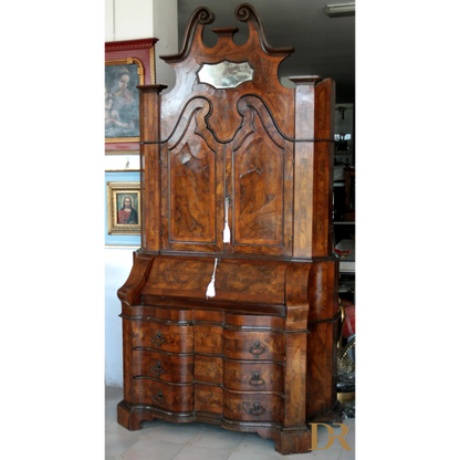 Antico scrittoio vintage in noce con specchio e dettagli scolpiti, perfetto per casa