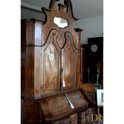 Alt text di un elegante scrivania vintage italiana in noce e radica per casa e design