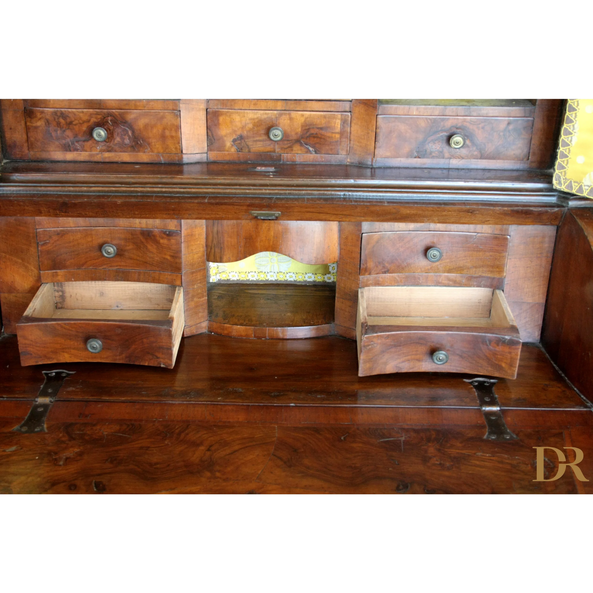 Scrivania in legno vintage con cassetti aperti, design italiano casa originale