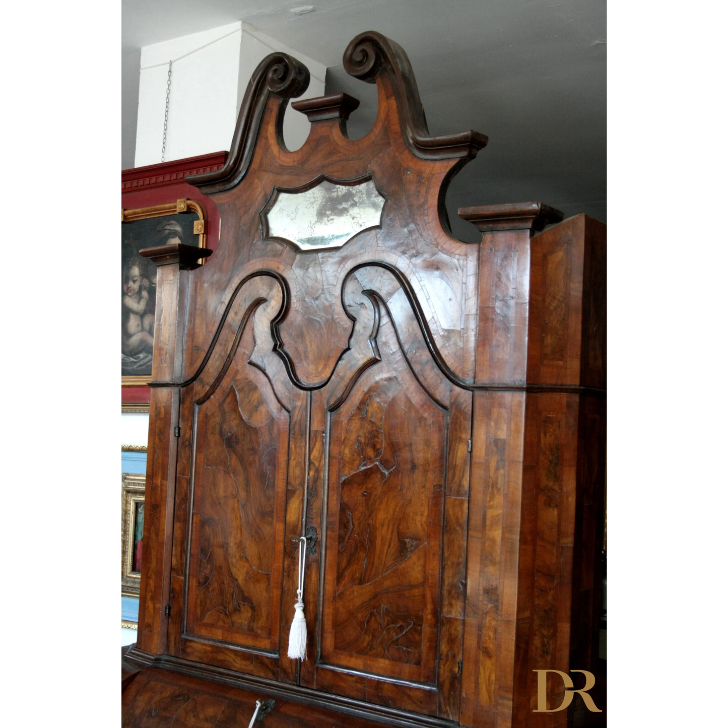 Armadio anticato in noce con piccolo specchio vintage, perfetto per casa e design