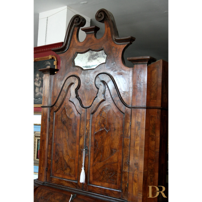 Armadio anticato in noce con piccolo specchio vintage, perfetto per casa e design